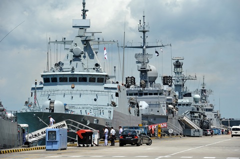 Tàu hộ vệ nhỏ HTMS Rattanakosin (trái) tham gia Triển lãm Quốc phòng và Hàng hải quốc tế (IMDEX) 2011 tại Cảng quân sự Changi (Singapore) - Ảnh: AFP Tàu hộ vệ nhỏ HTMS Rattanakosin (trái) của Hải quân Thái Lan tham gia Triển lãm quốc phòng và hàng hải quốc tế (IMDEX) 2011 tại cảng quân sự Changi (Singapore) - Ảnh: AFP