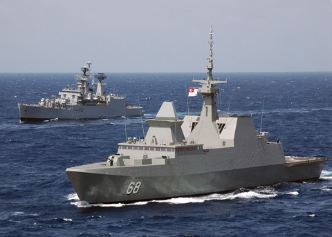 Tàu hộ tống RSS Formidable (phải) của Hải quân Singapore - Ảnh: HẢI QUÂN MỸ Tàu hộ tống RSS Formidable (phải) của Hải quân Singapore - Ảnh: HẢI QUÂN MỸ