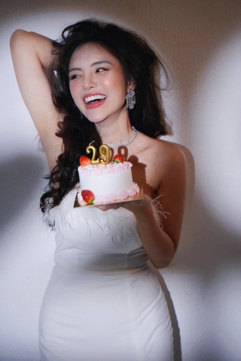 'Sắc thái' đón tuổi mới của Yeye Nhật Hạ - Ảnh 1. Yeye Nhật Hạ rạng rỡ mừng tuổi mới