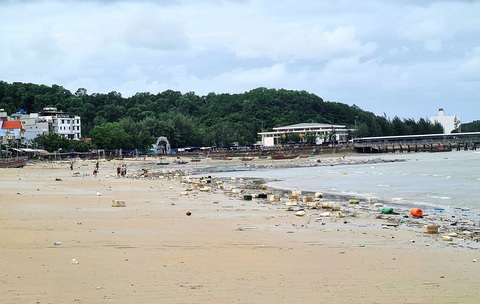 Đến lượt bãi biển Cô Tô phủ kín phao xốp - Ảnh 3. Tình trạng phao xốp dạt vào bãi biển huyện Cô Tô diễn ra từ đêm 5-8, nguyên nhân được xác định do người dân địa bàn lân cận cắt phao xốp cho trôi dạt tự do trên biển - Ảnh: UBND huyện Cô Tô