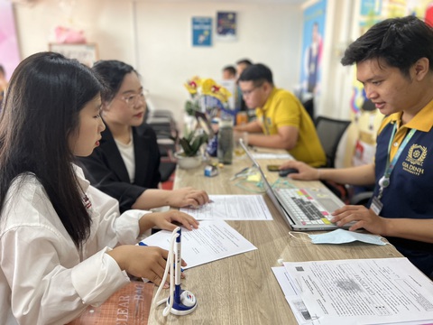 Học phí thấp, trường đại học thu hút thí sinh - Ảnh 1. Phụ huynh, thí sinh nộp hồ sơ xét tuyển tại GDU