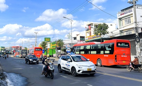 Đường cao tốc lên Đà Lạt chậm quá rồi - Ảnh 1. Quốc lộ 20 lâu nay gần như là con đường "độc đạo" để đi từ TP.HCM lên tỉnh Lâm Đồng. Mật độ xe cộ qua tuyến đường này rất đông, hầu như không có thời điểm nào vắng xe - Ảnh: QUÝ ĐÔN