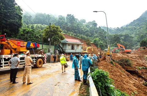 Đường cao tốc lên Đà Lạt chậm quá rồi - Ảnh 2. Vụ sạt lở đèo Bảo Lộc gây ách tắc giao thông - Ảnh: CHÂU TUẤN