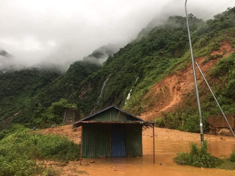 Mưa lũ, sạt lở ở Lai Châu làm 4 người chết, 3 người bị thương - Ảnh 1. Sạt lở đất đá tại Mường La, Sơn La - Ảnh: P.THẢO