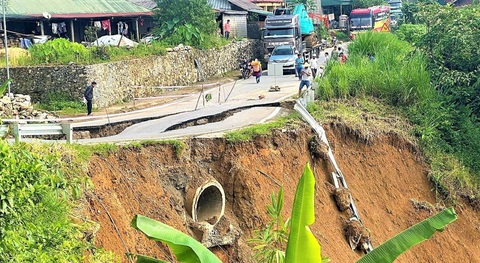 Sơn La sơ tán 28 nhà dân, thủy điện Huội Quảng xả lũ khẩn cấp - Ảnh 1. Mưa lớn gây sạt lở đường tỉnh 128, huyện Sìn Hồ, Lai Châu - Ảnh: Báo Lai Châu
