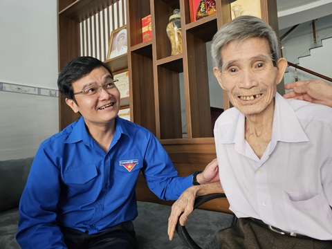 Bí thư thứ nhất Trung ương Đoàn Bùi Quang Huy dự lễ giỗ anh hùng liệt sĩ ở Côn Đảo - Ảnh 2. Anh Bùi Quang Huy thăm cựu tù chính trị Côn Đảo - Ảnh: Đ.H