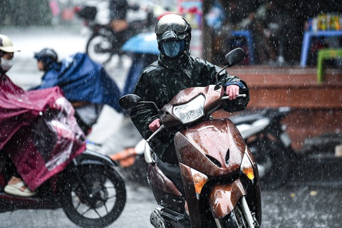 Thời tiết hôm nay 7-8: Bắc Bộ tiếp tục mưa, Trung Bộ đến Nam Bộ nắng - Ảnh 1. Hôm nay thời tiết các tỉnh miền Bắc tiếp tục mưa to - Ảnh: NAM TRẦN