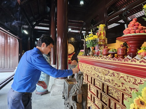 Bí thư thứ nhất Trung ương Đoàn Bùi Quang Huy dự lễ giỗ anh hùng liệt sĩ ở Côn Đảo - Ảnh 1. Anh Bùi Quang Huy thắp hương tại lễ giỗ - Ảnh: Đ.H