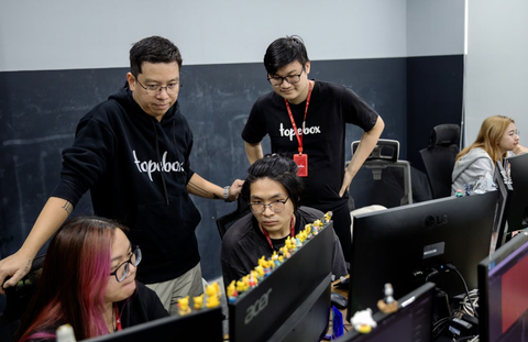 Bloomberg: Việt Nam là cường quốc về game - Ảnh 2. Thái Thanh Liêm (thứ hai, bên trái) tại văn phòng của Topebox - Ảnh: BLOOMBERG