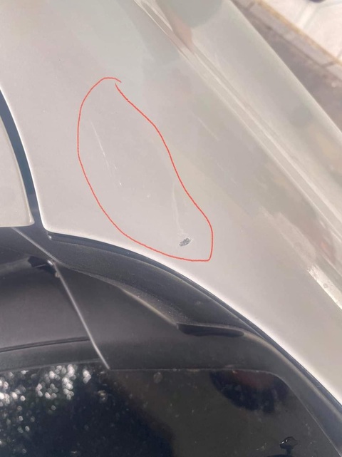 Tài xế ô tô hú hồn khi bị bắn đá trên cao tốc Nha Trang - Cam Lâm - Ảnh 1. Vết xước trên xe của anh Đạt sau khi bị nhóm trẻ bắn đá trên cao tốc Nha Trang - Cam Lâm - Ảnh: HIẾU THUẬN