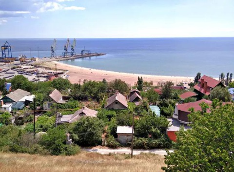 Người Nga đổ xô đến Mariupol đang bị chiếm đóng tìm mua nhà ở giá rẻ. - Ảnh 1. Quang cảnh bờ biển Azov, ngôi làng và cảng biển Mariupol - Ảnh: BUSINESS INSIDER