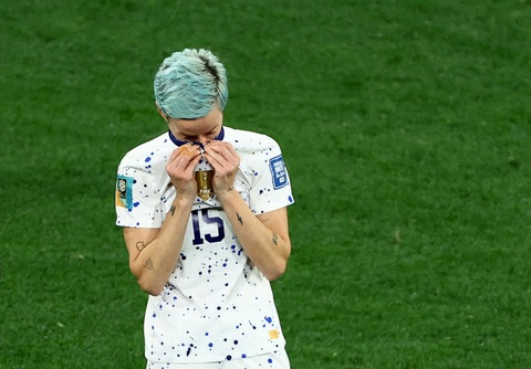 World Cup nữ 2023: Cuộc chia tay buồn của một biểu tượng - Ảnh 1. Cái cúi đầu của Rapinoe cũng là hình ảnh của tuyển nữ Mỹ tại World Cup 2023 - Ảnh: REUTERS