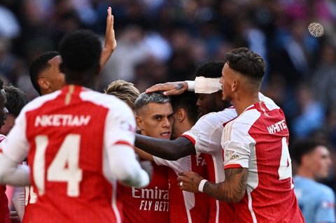 Arsenal đoạt Siêu cúp Anh 2023 - Ảnh 3. Leandro Trossard ghi bàn gỡ hòa 1-1 cho Arsenal - Ảnh: REUTERS