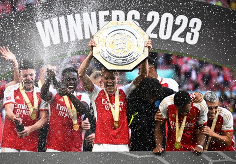 Arsenal đoạt Siêu cúp Anh 2023 - Ảnh 1. Niềm vui của các cầu thủ Arsenal khi đăng quang Siêu cúp Anh 2023 - Ảnh: REUTERS