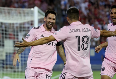 Messi ghi tuyệt phẩm giúp Inter Miami ngược dòng khó tin - Ảnh 2. Alba (phải) kiến tạo cho Messi - kịch bản quen thuộc của bộ đôi cầu thủ cũ Barca - Ảnh: REUTERS