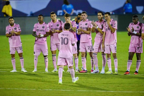Messi ghi tuyệt phẩm giúp Inter Miami ngược dòng khó tin - Ảnh 5. Messi ăn mừng cùng đồng đội sau khi thực hiện thành công quả 11m đầu tiên - Ảnh: REUTERS
