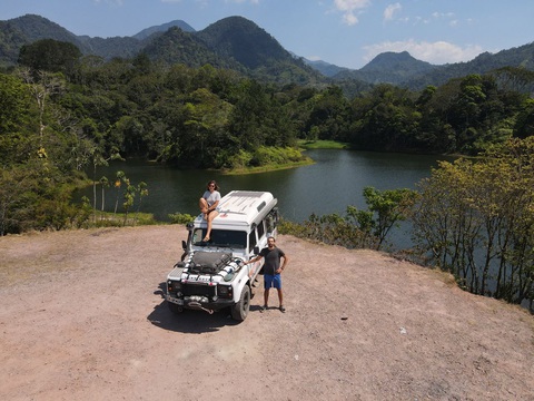 Cặp đôi đi vòng quanh thế giới bằng Land Rover - Ảnh 4. Chiếc Land Rover Defender đã được độ thành nhà di động để trở thành nơi ăn - ngủ khi cần thiết - Ảnh: NICOLAS CHAZEE