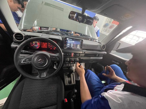 Ảnh thực tế Suzuki Jimny sắp bán ở Việt Nam: Giá dự kiến 789 triệu, nhiều trang bị, không đối thủ - Ảnh 7. Đội ngũ kỹ thuật của Suzuki tìm hiểu về chiếc xe - Ảnh: Hội Suzuki Jimny Việt Nam/Facebook