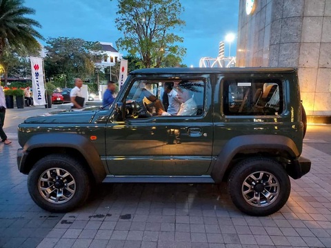 Ảnh thực tế Suzuki Jimny sắp bán ở Việt Nam: Giá dự kiến 789 triệu, nhiều trang bị, không đối thủ - Ảnh 2. Chiếc Suzuki Jimny đã được nhập về là phiên bản 3 cửa, sơn màu xanh quân đội. Theo thông tin từ đại lý, phiên bản một tông màu bao gồm trắng, bạc, đen, xám, trắng ngọc trai và xanh. Phiên bản hai tông màu bao gồm xanh - đen, vàng - đen và trắng ngà - đen - Ảnh: Hội Suzuki Jimny Việt Nam/Facebook