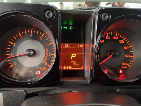 Ảnh thực tế Suzuki Jimny sắp bán ở Việt Nam: Giá dự kiến 789 triệu, nhiều trang bị, không đối thủ - Ảnh 5. Bản này hơn mẫu đang bán ở Thái Lan vốn chỉ có màn hình cảm ứng nhỏ. Tuy nhiên, màn hình ở cụm đồng hồ của xe tại Việt Nam chỉ là loại đơn sắc - Ảnh: Hội Suzuki Jimny Việt Nam/Facebook