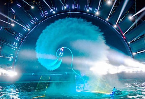 Dòng sông ký ức - Dòng sông hiện đại - Ảnh 1. Biểu diễn flyboard trên mặt nước tạo sự phấn khích cho người xem