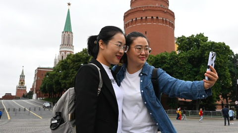 Du khách nước ngoài đến Nga tăng vọt - Ảnh 1. Khách du lịch Trung Quốc dẫn đầu về số lượt khách đến Nga trong 6 tháng đầu năm 2023, tiếp theo là khách Thổ Nhĩ Kỳ, Đức, Turkmenistan và Iran - Ảnh: SPUTNIK