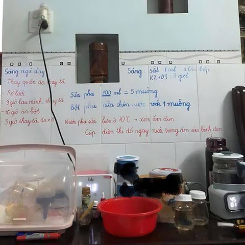 Ảnh vui 7-8: Em cu-te nhưng được cái cứng đầu - Ảnh 6. Phân công công việc cho bà nội, bà ngoại.