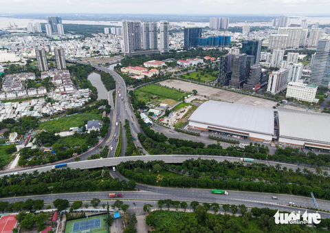 Đường dẫn cầu Phú Mỹ: TP.HCM đòi 355 tỉ, công ty đề nghị hỗ trợ - Ảnh 1. Dự án đường dẫn có các thành phần đường vành đai phía đông từ cầu Phú Mỹ đến cầu Rạch Chiếc, đường trên cao nối từ nút giao thông khu A Nam Sài Gòn đến cầu Phú Mỹ, nút giao thông khu A Nam Sài Gòn - Ảnh: CHÂU TUẤN