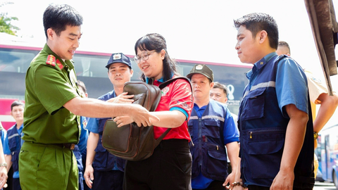 An toàn giao thông từ ý thức mỗi người - Ảnh 1. Tập huấn đội hình phản ứng nhanh đảm bảo an ninh trật tự tại bến xe An Sương (huyện Hóc Môn) và bến xe Ngã Tư Ga (quận 12) - Ảnh: THÀNH ĐOÀN