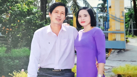 30 năm Mùa hè xanh - hành trình khát khao cống hiến - Kỳ 4: Sợi hồng xe duyên Mùa hè xanh - Ảnh 1. Anh Mai Văn Đến và chị Bùi Thị Thúy Bắc đã nên duyên từ Mùa hè xanh - Ảnh: Công Triệu chụp lại