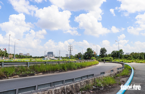 Toàn cảnh 3,6km đoạn vành đai 2 được đề xuất mở từ cầu Phú Hữu đến đường Võ Nguyên Giáp - Ảnh 2. Trong ảnh là khu vực dốc cầu Phú Hữu và đường D15 (Khu Công nghệ cao), điểm này dự kiến được xây dựng nối với luồng giao thông đường Võ Chí Công hướng về ngã tư Bình Thái