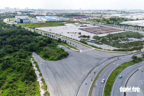Toàn cảnh 3,6km đoạn vành đai 2 được đề xuất mở từ cầu Phú Hữu đến đường Võ Nguyên Giáp - Ảnh 3. Khi đi qua đây, người đi đường có thể dễ dàng nhìn thấy 2 con đường song song (đang bị đứt ngang) được xây dựng sẵn từ chân cầu Phú Hữu hướng về ngã tư Bình Thái