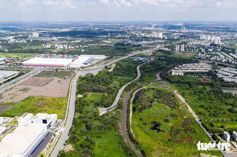 Toàn cảnh 3,6km đoạn vành đai 2 được đề xuất mở từ cầu Phú Hữu đến đường Võ Nguyên Giáp - Ảnh 4. Nhìn từ trên cao, hiện trạng khu vực đầu tuyến này phần lớn là đất trống, ít nhà dân, nhiều cây xanh bao phủ