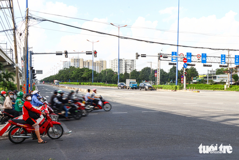 Toàn cảnh 3,6km đoạn vành đai 2 được đề xuất mở từ cầu Phú Hữu đến đường Võ Nguyên Giáp - Ảnh 8. Theo Sở Giao thông vận tải TP.HCM, dự án đoạn vành đai 2 này có tổng mức đầu tư giai đoạn 1 hơn 9.852 tỉ đồng, trong đó vốn giải phóng mặt bằng hơn 7.197 tỉ đồng. Dự án giải phóng mặt bằng một lần theo quy hoạch 67m và toàn bộ nút giao Bình Thái. Về quy mô, dự án sẽ xây dựng đường song hành hai bên với quy mô 34m gồm 6 làn xe...