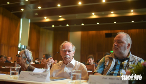 GS. Gerard t’Hooft (Nobel Vật lí 1999, người ở giữa) tham dự hội nghị - Ảnh: LÂM THIÊN GS Gerard t’Hooft (Nobel Vật lý 1999, người ở giữa) tham dự hội nghị “Các cửa sổ nhìn ra vũ trụ” nhân 30 năm Hội Gặp gỡ Việt Nam - Ảnh: LÂM THIÊN