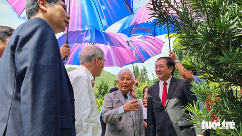 GS. Trần Thanh Vân (ở giữa) nói chuyện với Bộ trưởng Bộ Khoa học và Công nghệ Huỳnh Thành Đạt (áo vest bên phải) và GS Gerard t’Hooft (Nobel Vật lí 1999) tại vườn cây kỷ niệm - Ảnh: LÂM THIÊN GS Trần Thanh Vân (ở giữa) nói chuyện với Bộ trưởng Bộ Khoa học và Công nghệ Huỳnh Thành Đạt (áo vest bên phải) và GS Gerard t’Hooft (Nobel Vật lý 1999, áo sơ mi trắng) tại vườn cây kỷ niệm - Ảnh: LÂM THIÊN