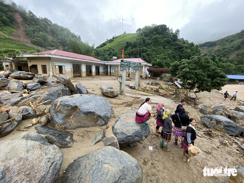 Hồ Bốn tan hoang sau lũ quét - Ảnh 2. Hơn chục nhà dân ở gần Trạm y tế xã Hồ Bốn bị lũ san phẳng - Ảnh: C.TUỆ