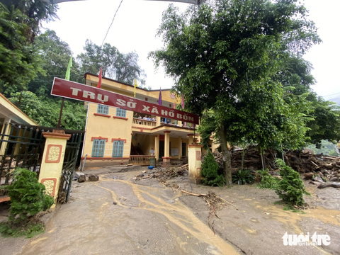 Hồ Bốn tan hoang sau lũ quét - Ảnh 10. Trụ sở UBND xã Hồ Bốn cũng bị thiệt hại ở khu vực tầng 1 - Ảnh: C.TUỆ