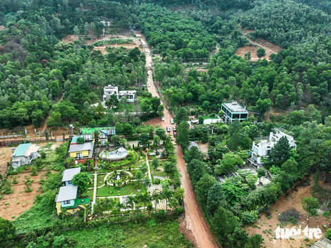 Loạt homestay 'nuốt chửng' đất rừng ở Sóc Sơn nơi đất đá vùi lấp nhiều xe sang - Ảnh 1. Nhiều homestay sai phép nằm trong quy hoạch rừng, nơi xảy ra vụ hàng loạt ô tô mắc kẹt do đất đá vùi lấp - Ảnh: NAM TRẦN