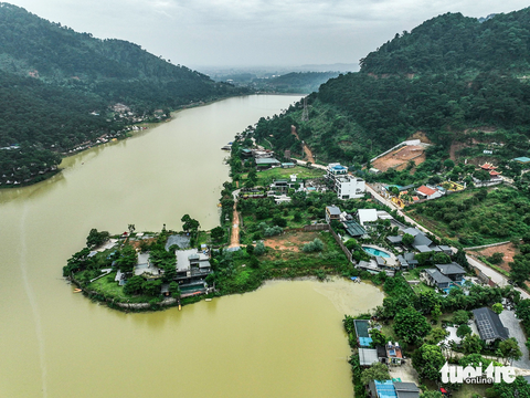 Loạt homestay 'nuốt chửng' đất rừng ở Sóc Sơn nơi đất đá vùi lấp nhiều xe sang - Ảnh 10. Hàng loạt công trình homestay, khu nghỉ dưỡng kiên cố được xây dựng quanh hồ Đồng Đò, trong khu vực rừng phòng hộ mặc dù năm 2019 đã kết luận vi phạm - Ảnh: NAM TRẦN