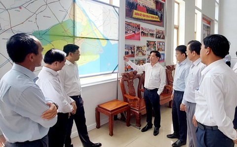 Cần cơ chế đặc thù đầu tư vào cảng biển Trần Đề - Ảnh 1. Các đại biểu trao đổi về cảng biển Trần Đề - Ảnh: K.T.