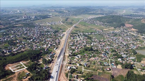 Một đoạn cao tốc Nghi Sơn - Diễn Châu qua địa bàn thị xã Nghi Sơn (Thanh Hóa) - Ảnh: TTXVN Một đoạn cao tốc Nghi Sơn - Diễn Châu qua địa bàn thị xã Nghi Sơn (Thanh Hóa) - Ảnh: TTXVN