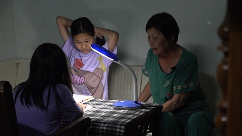 Như chưa hề có cuộc chia ly: Mồ côi tội lắm ai ơi! - Ảnh 5. Bà Hoa đang ngồi xem các cháu học. Bà đã thất lạc gia đình 51 năm, nay mới tìm lại được các anh chị - Ảnh: BTC