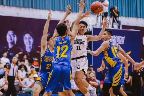 Danang Dragons lao đao ở VBA 2023 vì ngoại binh ‘nhiều tật’ - Ảnh 2. Danang Dragons (áo trắng) rơi vào thế khó khi vắng chủ lực - Ảnh: VBA