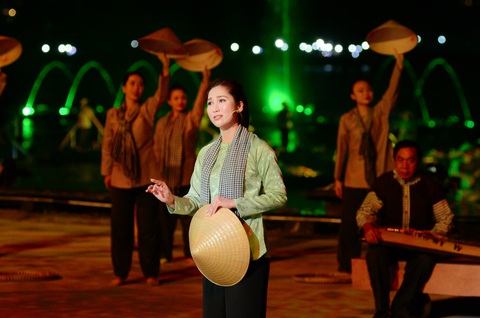'Hoa hậu cải lương' Như Huỳnh ngân nga tại thương cảng Sài Gòn 160 năm tuổi - Ảnh 1. "Hoa hậu cải lương" Như Huỳnh hạnh phúc khi được góp mặt trong đêm "Dòng sông kể chuyện"