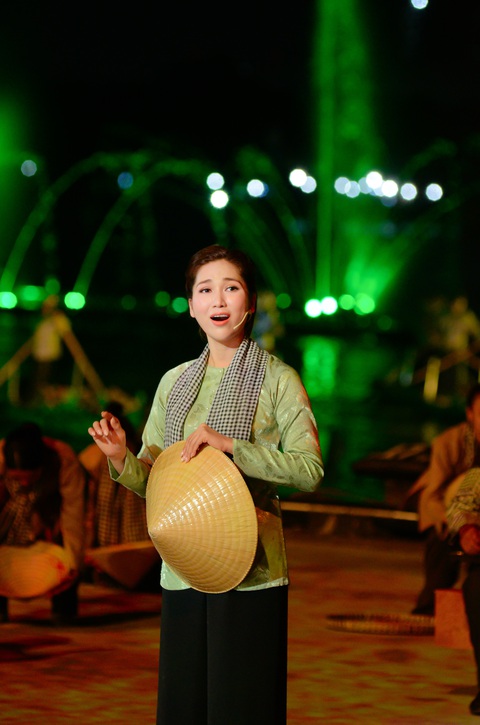 'Hoa hậu cải lương' Như Huỳnh ngân nga tại thương cảng Sài Gòn 160 năm tuổi - Ảnh 2. Như Huỳnh chinh phục khán giả bằng chất giọng cùng vẻ ngoài ngọt ngào, dung dị