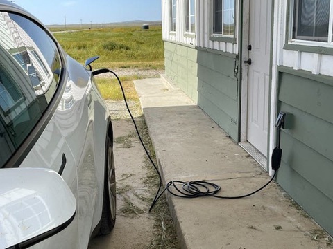 Chủ xe điện thử thách thực hiện đi phượt ở nơi không có trạm sạc - Ảnh 2. Tesla Model Y được cắm vào ổ 120V - Ảnh: Acterra