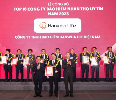 Hanwha Life Việt Nam tiếp tục vào 'Top 10 công ty bảo hiểm nhân thọ uy tín 2023' - Ảnh 1. Đại diện Hanwha Life Việt Nam nhận cúp và chứng nhận từ ban tổ chức.