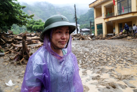 'Lũ quét san phẳng, nền nhà chỉ còn đất đá' - Ảnh 3. Chị Giàng Thị Khua nghẹn ngào chia sẻ khoảnh khắc chạy lũ - Ảnh: C.TUỆ