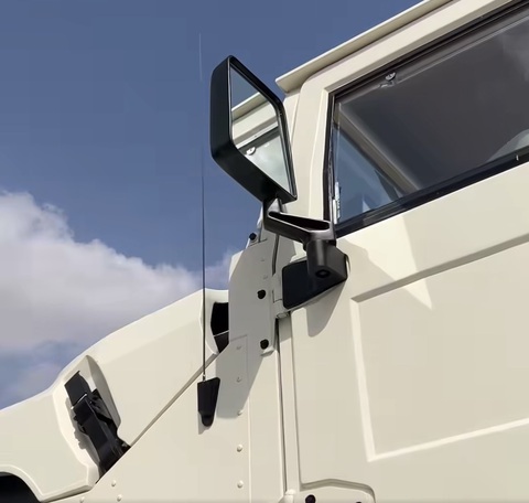 Khám phá Hummer lớn nhất thế giới của tỉ phú Trung Đông: To như căn hộ, giá mỗi bánh đủ mua ô tô mới - Ảnh 6. Mỗi cánh cửa mất tới 6 năm rưỡi để hoàn thiện. Các cửa sổ có cần gạt nước lớn nhất thế giới. Gương chiếu hậu tương đương gương tường cỡ lớn. Nắp ca pô có thể mở ra, nhưng không thể dùng tay mà phải nhờ đến… cần cẩu - Ảnh: Supercar Blondie